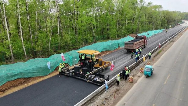 【聚焦一线标二工区开启沥青路面施工(图1)