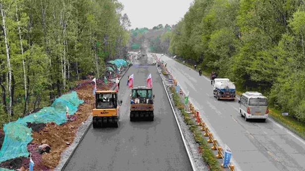 【聚焦一线标二工区开启沥青路面施工(图2)