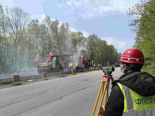 【聚焦一线标二工区开启沥青路面施工(图3)