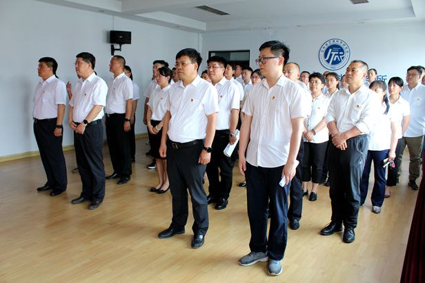 科研所举行“新党员宣誓  老党员重温入党誓词”主题党日活动