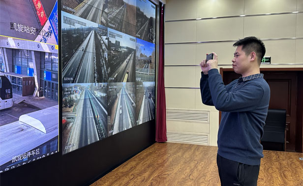 记者拍摄春运客运站视频监控