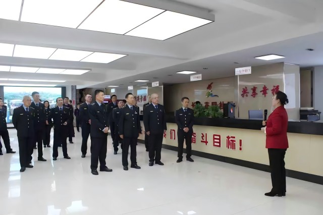 省交通执法局开展“牢记嘱托 永葆初心”长山花园共建主题党日活动