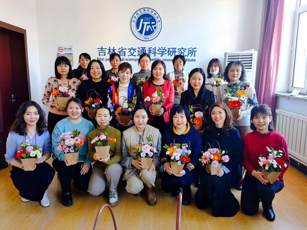 省科研所开展庆祝“三八”妇女节插花活动